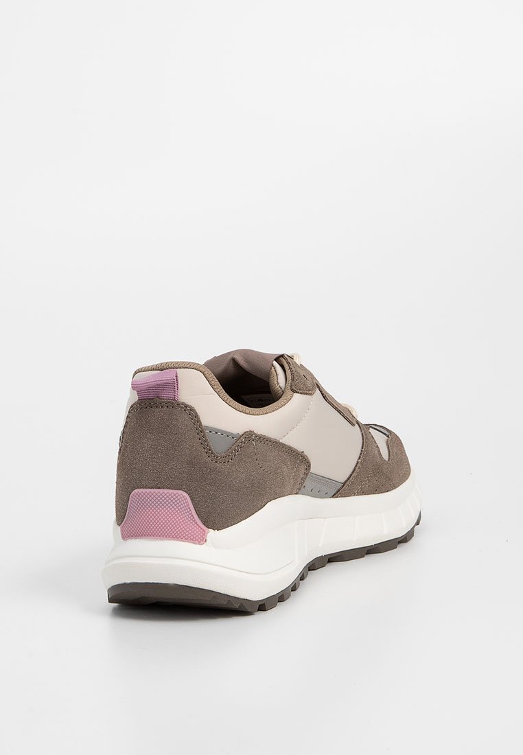 Scarpa da ginnastica marrone e beige con materiale in suede e rete, caratterizzata da un accento rosa sul tallone, suola in gomma e un design arrotondato.