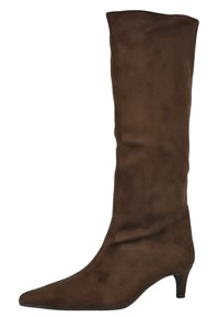 Bota marrón hasta la rodilla hecha de suave ante con puntera afilada, superficie texturizada y un tacón bajo y apilado para mayor estabilidad.