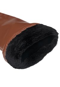 Braune Kunstlederhandschuhe mit einem weichen schwarzen Futter am Bund, das eine glatte Textur und saubere Nähte entlang der Kante zeigt.