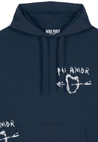 Felpa blu navy in cotone con tasca frontale. Presenta un testo grafico bianco "Mi Amor" e un cuore con un design a freccia.