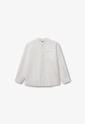 Chemise blanche à boutons avec col mandarin, poche à rabat et manches longues. Fabriquée en matériau léger au toucher doux.