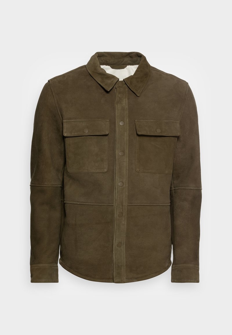 Olivgrön mockajacka med knäppning fram, spetsig krage, två bröstfickor och sydda detaljer på axlarna.