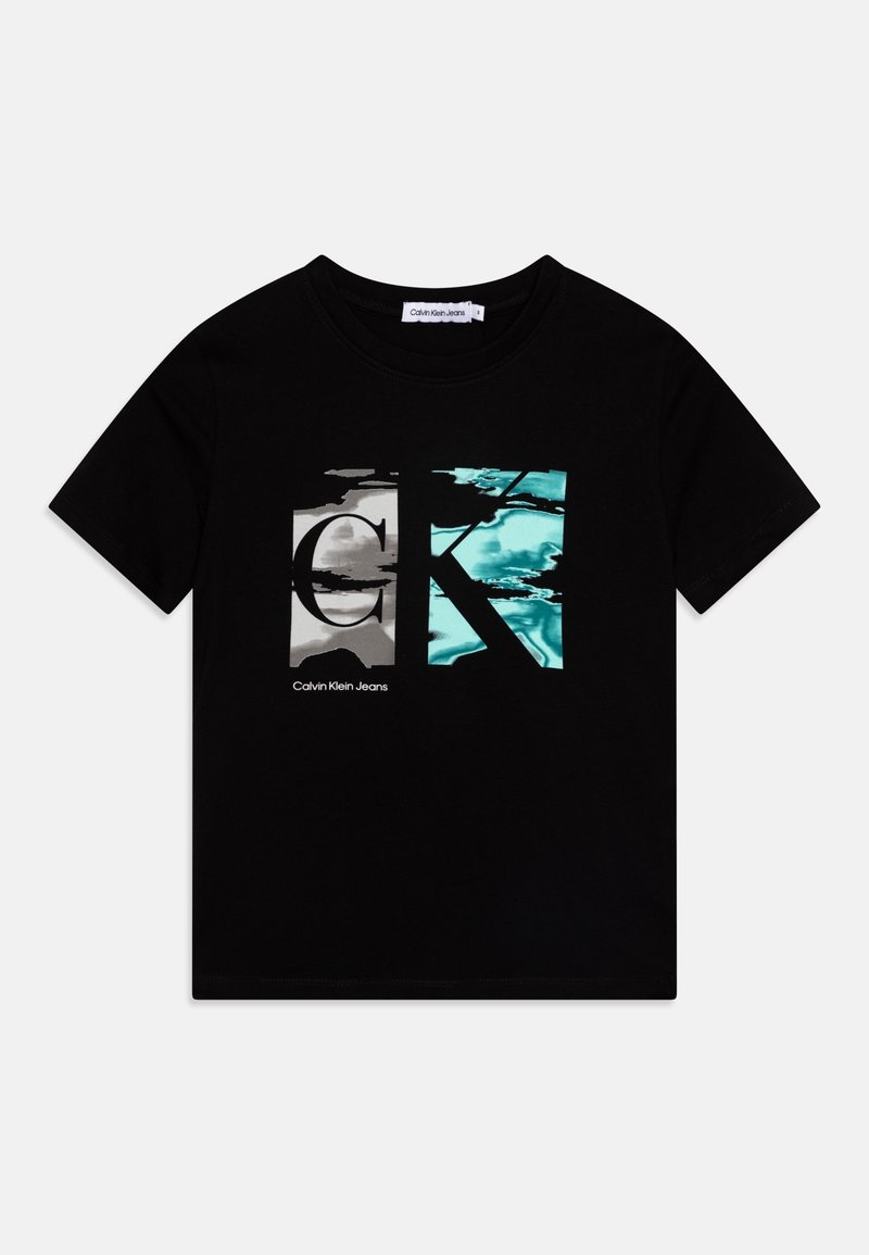Camiseta de algodón negra con un estampado gráfico que muestra "CK" en tonos turquesa y gris, acompañada del texto "Calvin Klein Jeans". Mangas cortas.