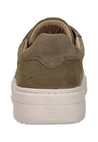 Olijfgroene leren sneaker van suede met een gestructureerde afwerking, een gewatteerde kraag en een stevige witte rubberen zool. Minimale stikseldetails op de hiel.