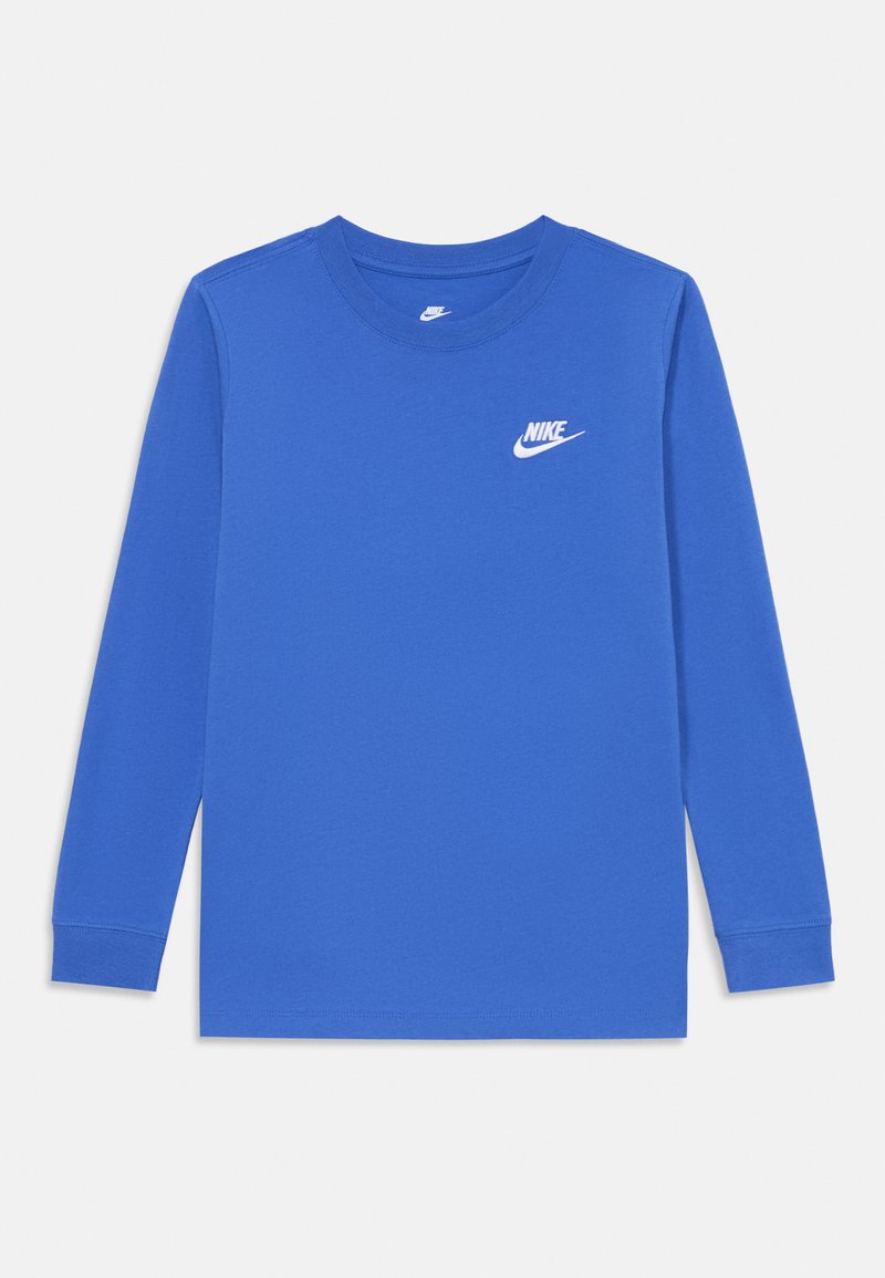 Mėlynas Nike marškinėliai su ilgomis rankovėmis ir baltu logotipu viršutiniame kairiajame kampe. Paprasta fono spalva pabrėžia marškinėlių spalvą ir dizainą.
