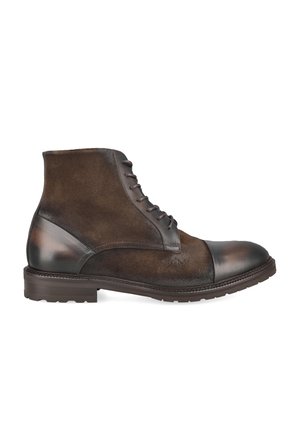 Dunkelbrauner Velours- und Lederknöchel-Stiefel mit Schnürung vorne und niedrigem Absatz, von der Außenseite auf weißem Hintergrund gezeigt.
