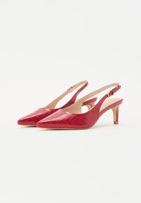 Røde, spisse slingback-hæler laget av teksturert materiale med krokodillemønster; har en mellomhøy hæl og en justerbar stropp.