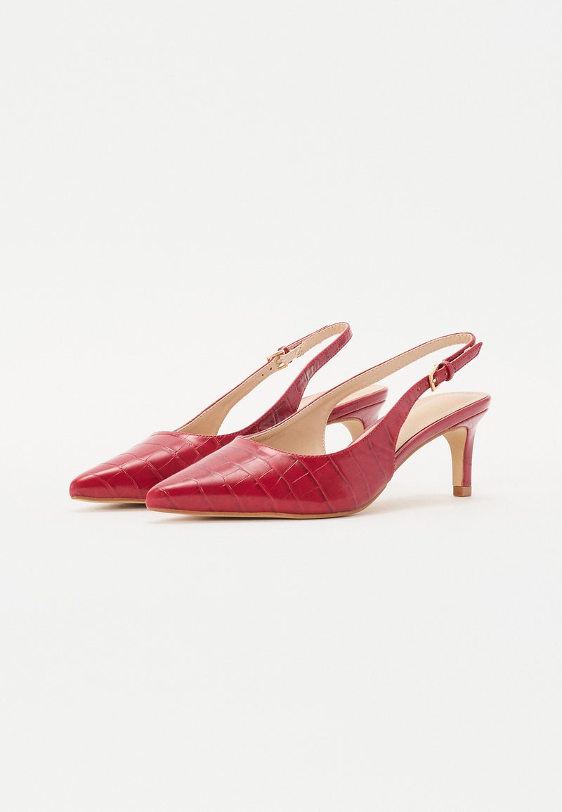 Røde, spisse slingback-hæler laget av teksturert materiale med krokodillemønster; har en mellomhøy hæl og en justerbar stropp.