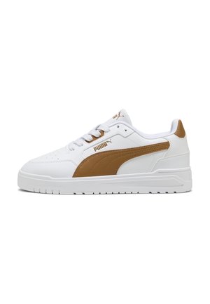 Hvid lav sneakers fra Puma med brun sidestribe, hvide snørebånd og brune detaljer på hæl og tungen med logo.
