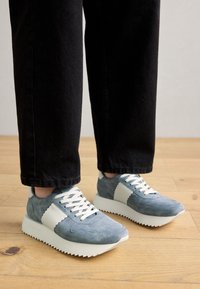 Unselected, cielo/bianco
