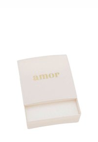 Liten vit rektangulär låda med ett avtagbart lock, guldtext "amor" centrerad på toppen, och tom inredning synlig.
