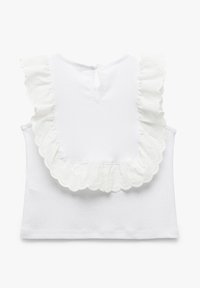 Top blanco sin mangas con tejido texturizado, que presenta un cuello con volantes y forma de concha, con bordados florales y un ojal con botón en la parte posterior.