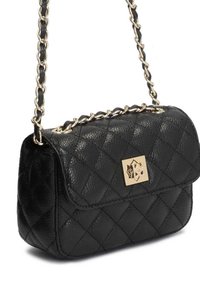 Borsa a tracolla in pelle nera trapuntata con catena dorata e chiusura in metallo dorato che presenta un motivo geometrico sulla parte anteriore.