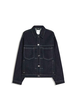 Giacca in denim blu scuro con bottoni color argento, due tasche sul petto, tasche laterali e cuciture bianche visibili lungo le cuciture e i bordi.