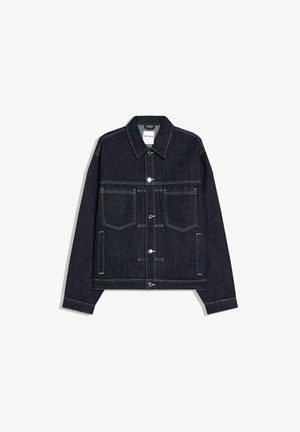 Veste en denim bleu foncé avec boutons argentés, deux poches poitrine, poches latérales, et coutures blanches visibles le long des coutures et des bords.