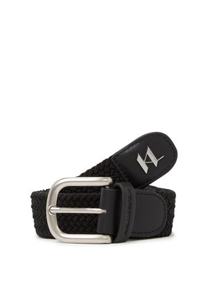 Czarny pleciony pasek materiałowy z metalową, srebrną klamrą, skórzany koniec z geometrycznym srebrnym logo i wytłoczonym markowym napisem na pętli.