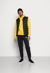 Nike Sportswear SPORTSWEAR CLUB FLEECE - Sweatshirt com capuz - vivid sulfur