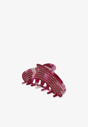 Pinza para el cabello de color baya, hecha de plástico brillante, con un diseño ondulado y un patrón de piedras de strass transparentes en la superficie.