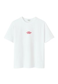 T-shirt en coton blanc à manches courtes, avec un texte rouge sur le devant qui dit "Doux & impossible à résister". Design simple.