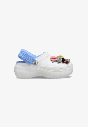 Witte klomp met blauwe fuzzy strap, ventilatiegaten en drie bevestigde cartoon dieren plush charms bovenop.
