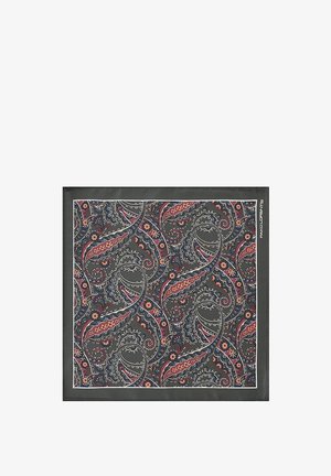 Jedwabna poszetka z motywem paisley w odcieniach czerwieni, niebieskiego i białego na ciemnoszarym tle, z czarną ramką i subtelnym logo.