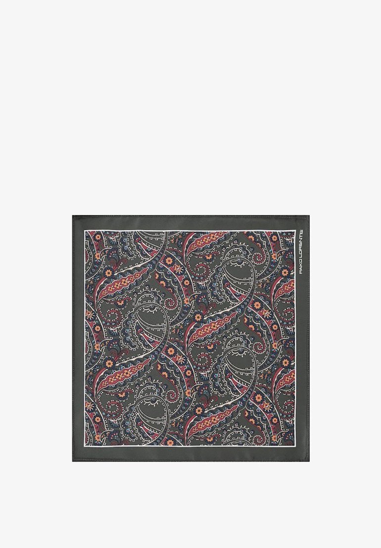 Jedwabna poszetka z motywem paisley w odcieniach czerwieni, niebieskiego i białego na ciemnoszarym tle, z czarną ramką i subtelnym logo.