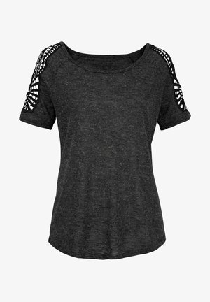 Černý krátký rukáv top s volným střihem, se strukturovanými pletenými akcenty na ramenech a kulatýmvýstřihem. Měkká, lehká tkanina.