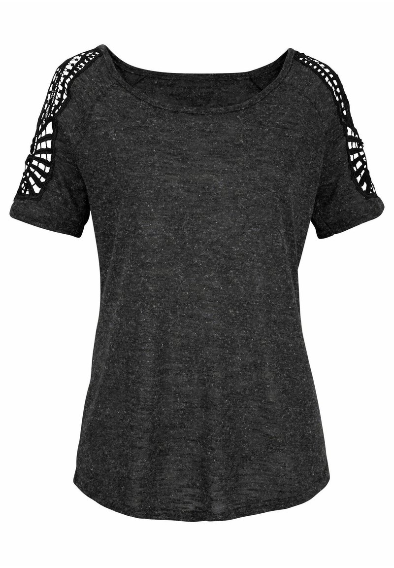 Top negro de manga corta con un corte relajado, que presenta detalles de punto texturizado en los hombros y un escote redondeado. Tejido suave y ligero.
