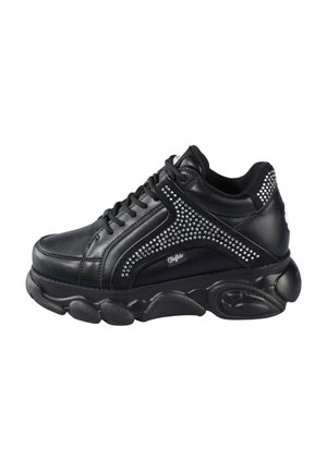 Sort platform sneaker med sølvnitter, chunky sål, snørebånd og polstret krave, med synligt mærkelogo på siden.
