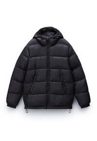 Czarna puchowa kurtka z kapturem, pikowanym wzorem, dwoma bocznymi kieszeniami na zamek, elastycznymi mankietami oraz regulowanym sznurkiem u dołu.