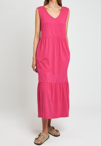 Rosa Baumwolle ärmelloses Maxikleid mit V-Ausschnitt und gerafftem Bund, versehen mit einem gestuften Rockdesign und glatter Textur.