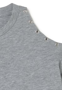 Suéter gris con un corte en el hombro corto, que presenta ojales plateados a lo largo del escote y una tela suave y texturizada.