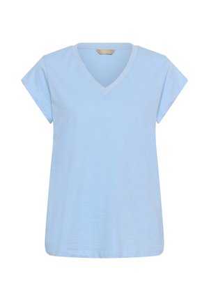 Jasnoniebieska koszulka z krótkim rękawem i dekoltem w serek, o luźnym kroju, na białym tle.