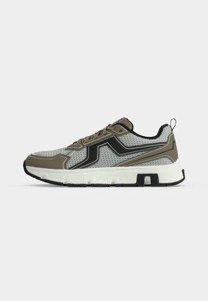 Casual sneaker i grå og oliven med sorte accenter, hvid chunky sål, åndbar mesh-overdel og snørelukning med trækflig ved hælen.