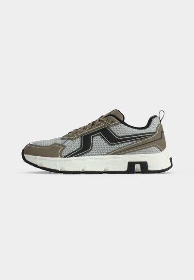 Baskets décontractées en gris et olive avec des accents noirs, semelle blanche épaisse, tige en mesh respirant et fermeture à lacets avec languette au talon.
