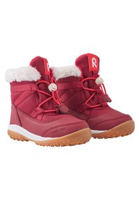 Czerwone izolowane buty z sztucznym futrem, teksturowana gumowa podeszwa, elastyczne sznurówki oraz akcent z logo na języku. Wykonane z trwałych materiałów.