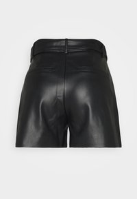 Pantalones cortos de cuero negro con una textura suave, cintura de media altura y dos bolsillos traseros. El diseño presenta una estética limpia y minimalista.