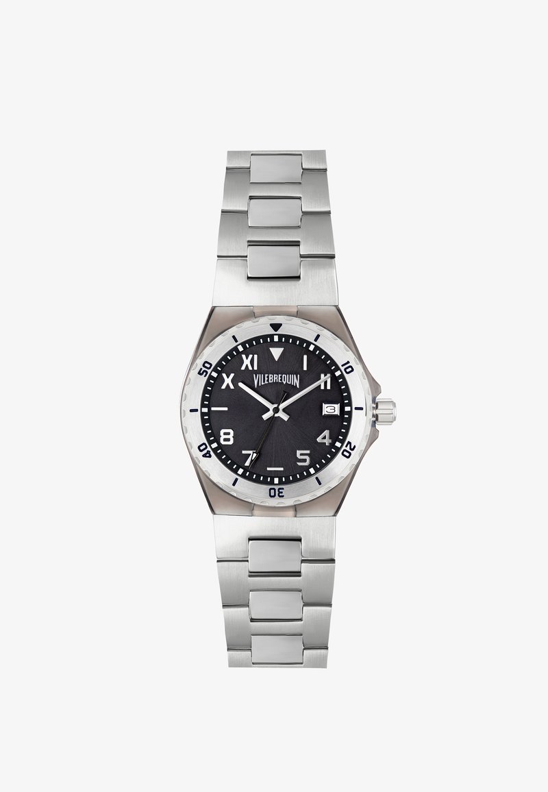 Nerūsējošā tērauda pulkstenis ar melnu teksturētu seju, sudraba stundu atzīmēm, datuma logu un sudraba saites siksnu. Izturīgs un mūsdienīgs dizains.