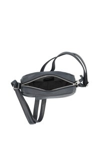 Piccola borsa a tracolla in pelle grigio scuro con zip argentata parzialmente aperta, che mostra l'interno a motivo scuro e la tracolla regolabile.