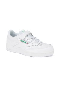 Białe sneakersy Reebok z zielonym logo, flagą Union Jack, sznurówkami i rzepem na białym tle.