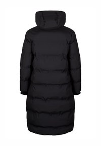Doudoune noire avec un design long et ajusté, comprenant une capuche et une texture matelassée. Les sections cousues de manière transparente améliorent la chaleur et l'isolation.