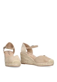 Sandalias de cuña de gamuza beige con suela de yute trenzado, punta de almendra, correa para el tobillo ajustable y detalles de tela texturizada.