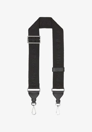 Schwarzer verstellbarer Riemen aus gewebtem Stoff mit eingeprägtem Logo, Lederakzenten und metallischen Clipverschlüssen an jedem Ende.