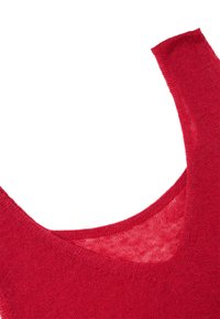 Top de tirantes de punto rojo con un escote ancho en forma de scoop, tejido texturizado y una apariencia suave y ligera.