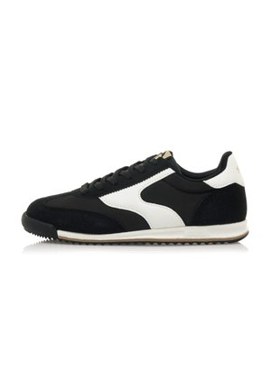 Zapatillas deportivas en blanco y negro con parte superior de ante y sintético, con punta redonda, cierre con cordones y suela de goma texturizada.