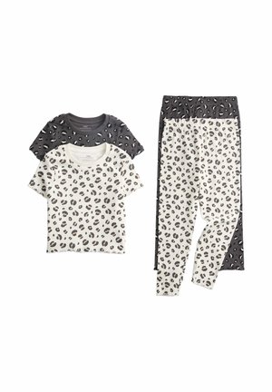 Dwa krótkie topy w panterkę z krótkim rękawem oraz dopasowane legginsy, jeden komplet czarny, drugi biały, ułożone płasko na białym tle.