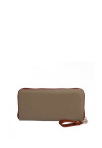 Cartera de cuero beige con un zipper rojo, correa para la muñeca y textura suave. Presenta una forma rectangular con costuras bien cuidadas a lo largo de los bordes.