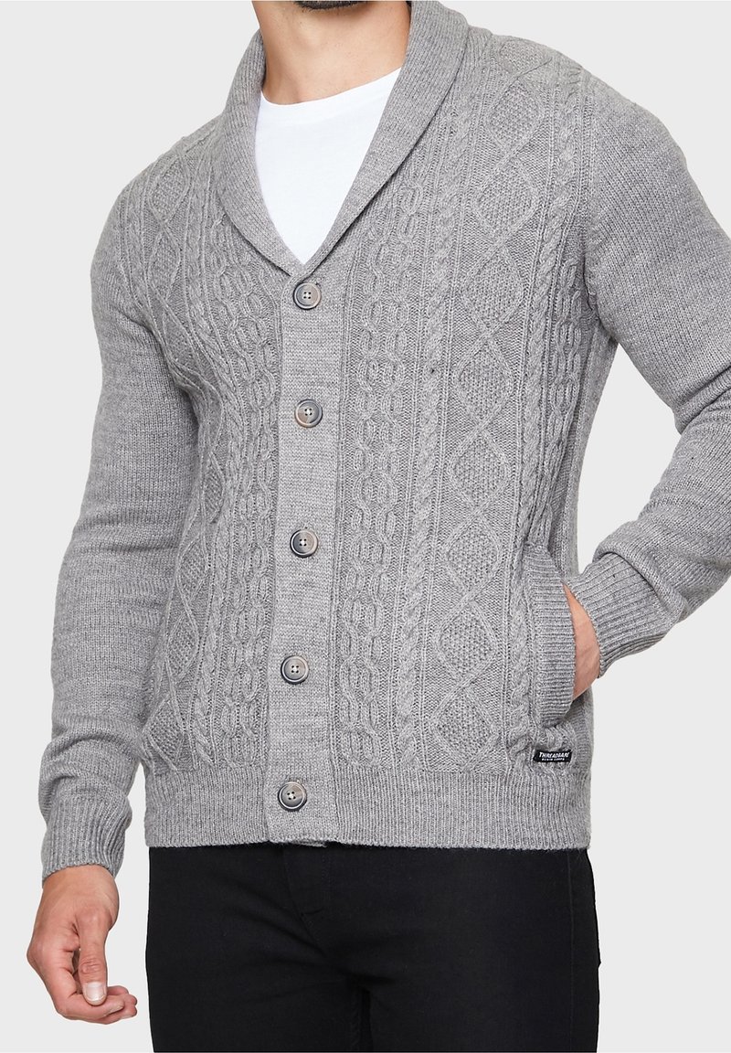 Graue Strickjacke mit Schalkragen, strukturiertem Rautenmuster, fünf Knöpfen und seitlichen Taschen sowie gerippten Bündchen und Saum.