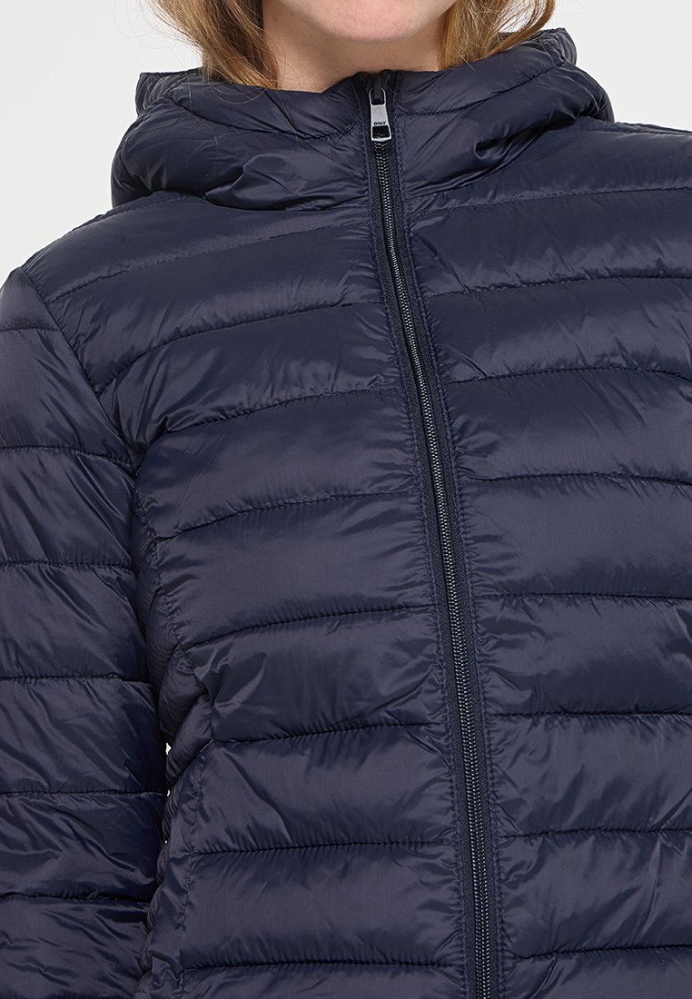 Giubbotto imbottito blu navy con design a righe orizzontali, chiusura frontale con zip e cappuccio. Realizzato in materiale lucido e liscio.