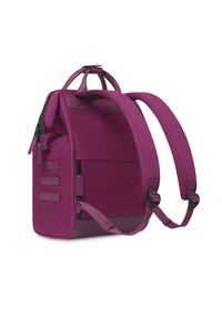 Zaino viola dal design strutturato, con una maniglia superiore, spallacci imbottiti e numerose tasche con zip. Tessuto testurizzato.